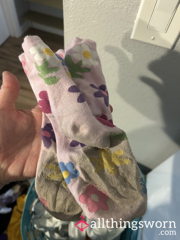 VERY CUTE FLor*l SOCKS STRETCHY AND COMFYYY - Dirty & Crunchy