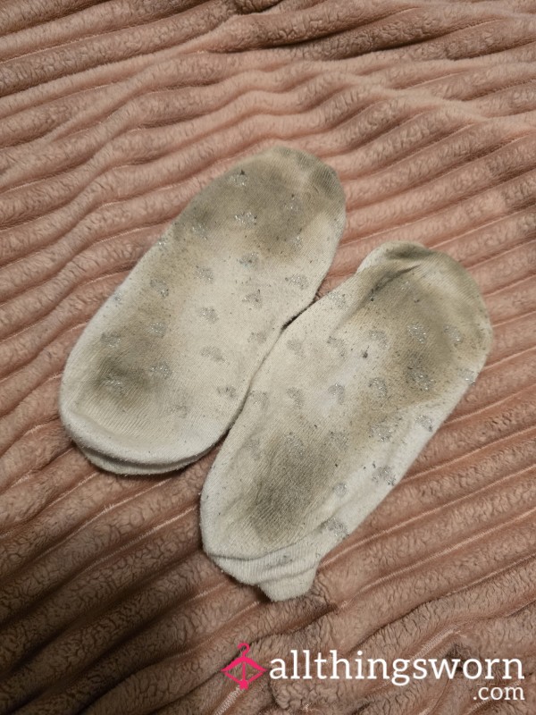 Very Dirty White Ankle Socks With Grey Hearts – Filthy Black Soles After 1 Day Wear