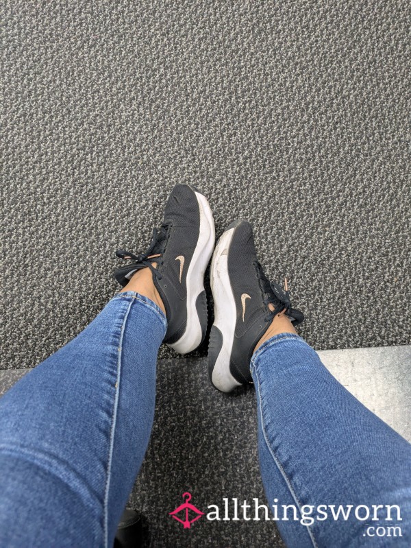 Very Smelly Cute Nike (7 1/2)