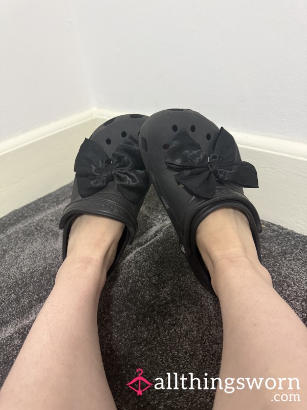 Very Used Black Crocs 🖤 Big Bow Detail – Well Loved & Worn