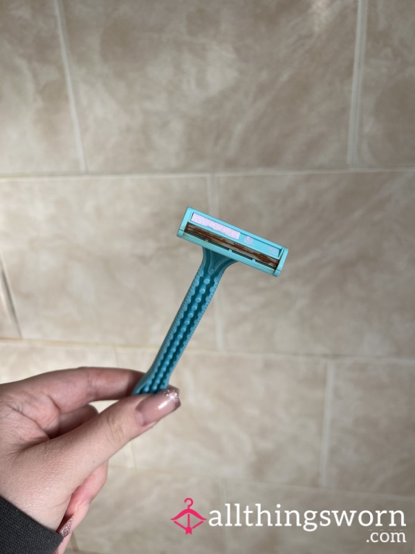 VERY USED RAZOR 🪒