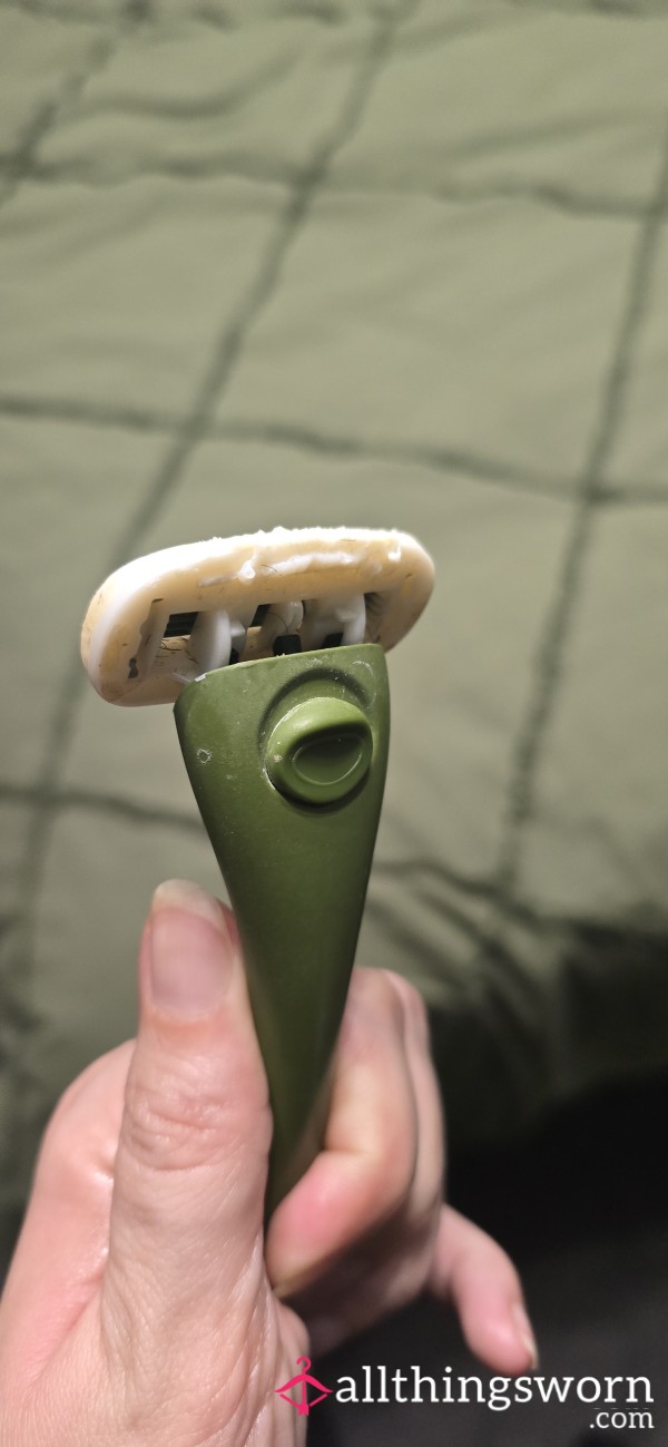 Mummy’s Personal Pu**y Razor