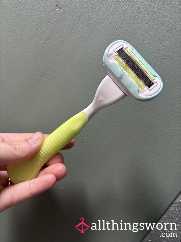 Very Well Used Razor 🪒