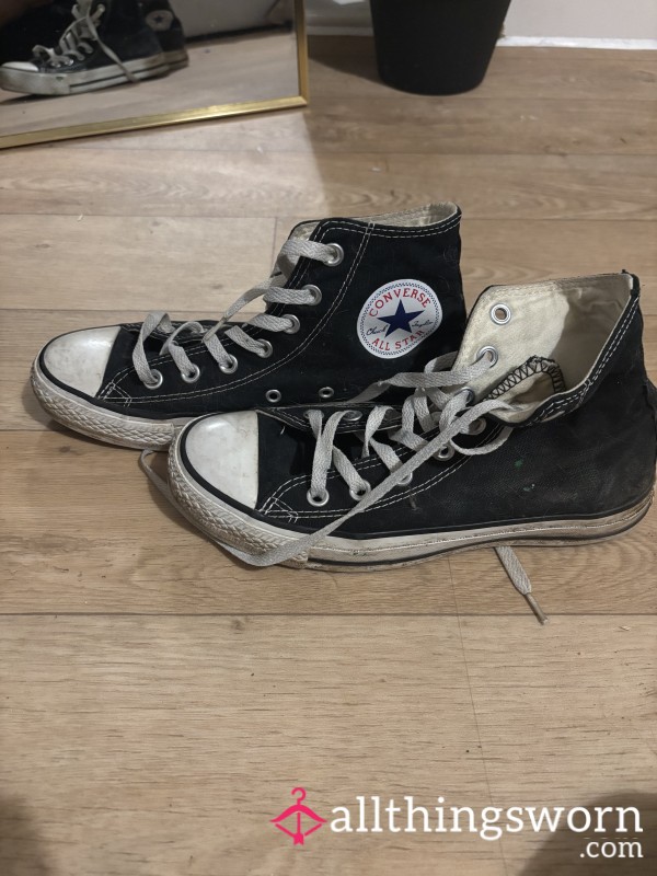Very Well Worn Black And White Size 5 Converse