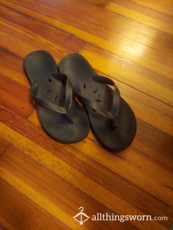 Very Well Worn Black Flip Flips 👣💕