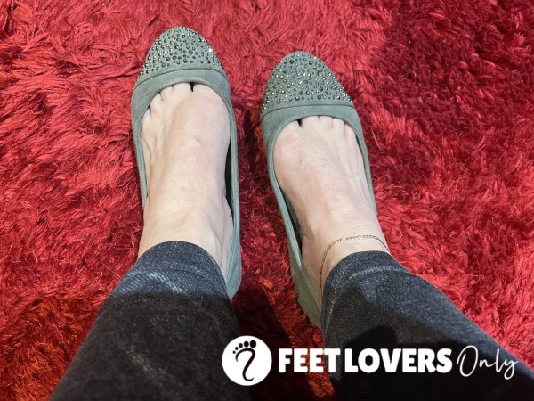 Very Well Worn Closed Toe Flats Shoes/suede Gray Size 5