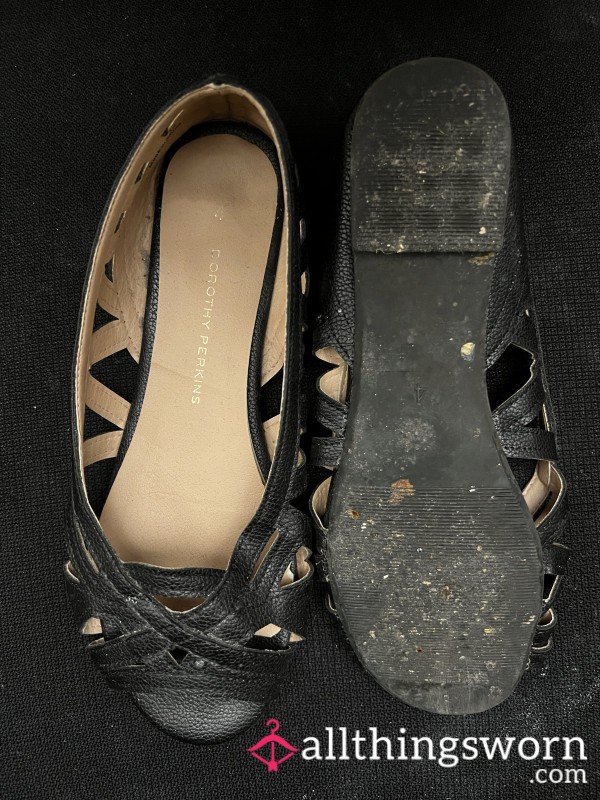 Very Well Worn Dirty Flat Black P**p Toe Sandal Slippers