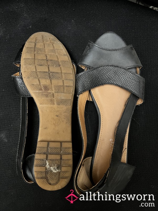 Very Well Worn Dirty Flat Black P**p Toe Sandal Slippers
