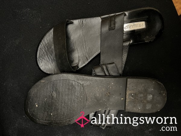 Very Well Worn Dirty Flat Black Sandal Slippers