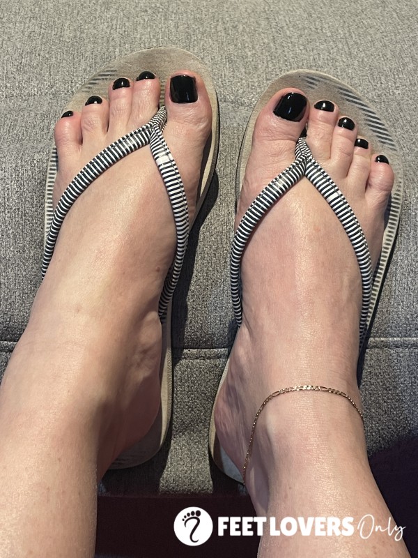 Very Well Worn Flat Flip Flops Size 5 White And Blue