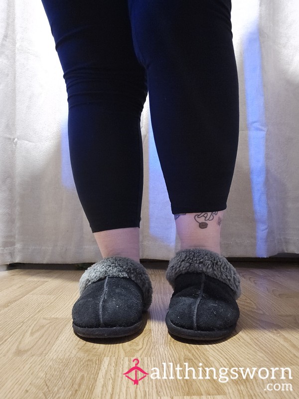 Very Well Worn, Genuine UGG House Slippers 🥿