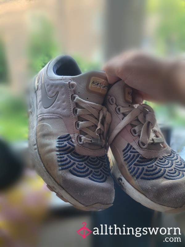 Very Well Worn Limited Edition Nikes 🥵🥵