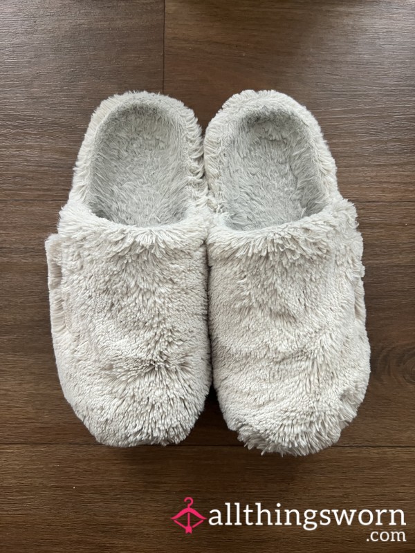 VERY WELL WORN NIKE FURRY SLIPPERS
