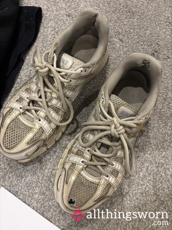 Very Well Worn Out Size 6 Trainers
