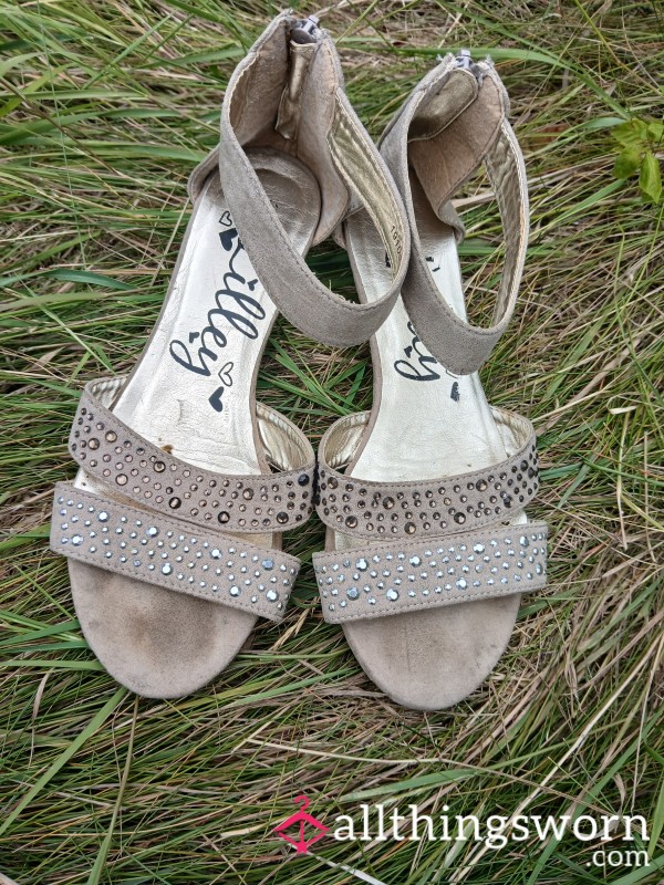 Very Well Worn Sandals, Size 4