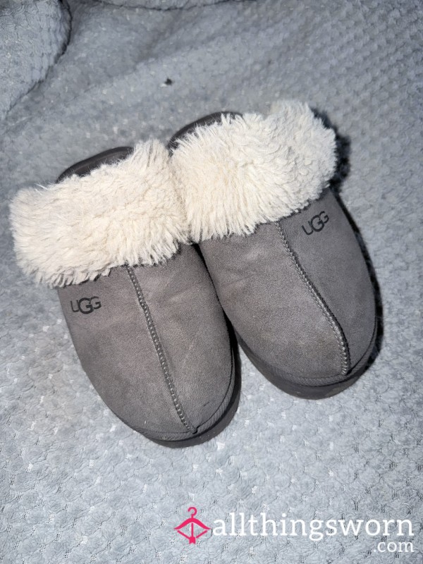 Very Well Worn UGG Slippers!!💋