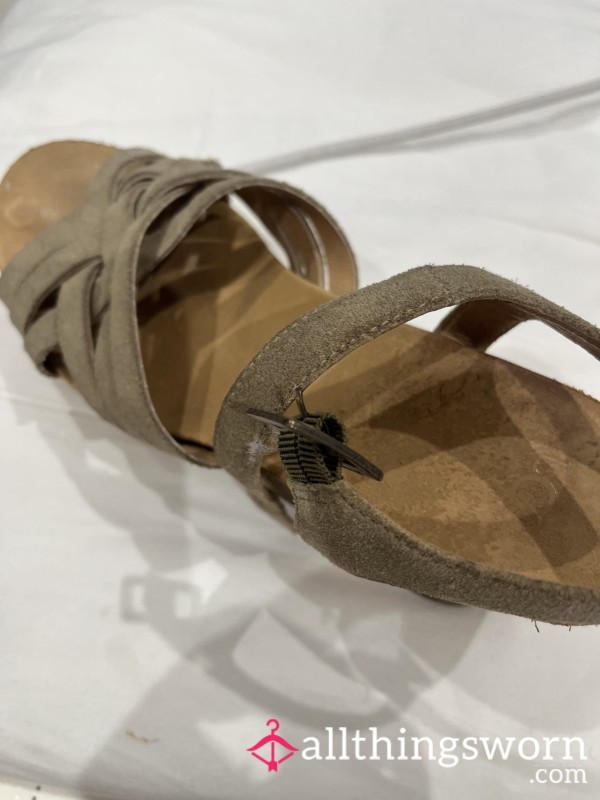 Very Well Worn Ugg Wedges 👡