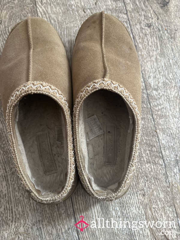 Very Well - Worn Well Loved Slippers I Worn Inside And Mostly Out Running Errands Etc So They Are Very Stinky And Dirty 😈