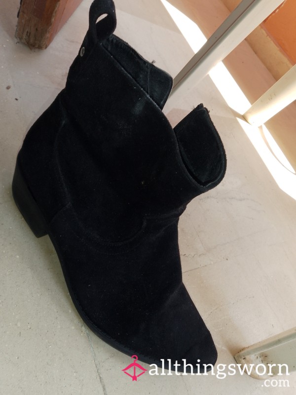 Very Worn And Strong Cheesy Smell Inside