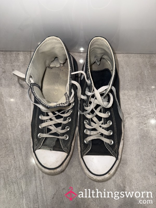 VERY Worn Converse 🖤