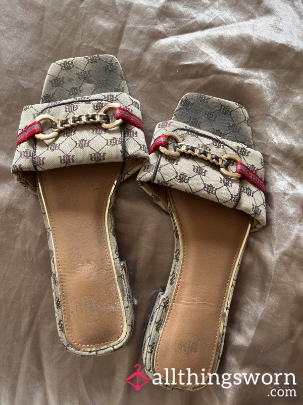 Very Worn Flip Flop Type Sandals 👡 Very Loved 🥰 That I’ve Worn For Two Summers Sweating Abroad. Super Smelly 🫦 Super Dirty ⛓️🫦💖