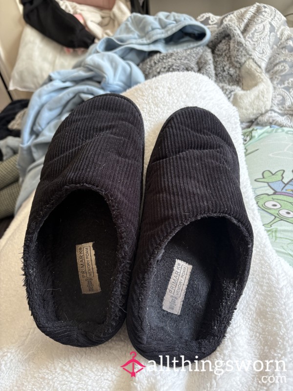 Very Worn Size 9 Men’s Slippers