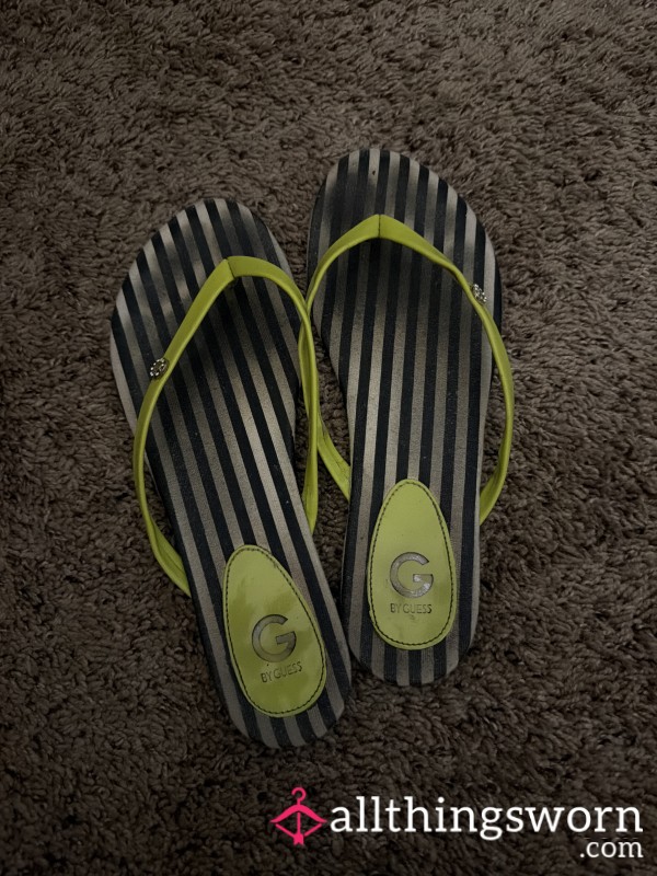 VERY WORN, STINKY, GUESS Flip Flops 🥵🥵