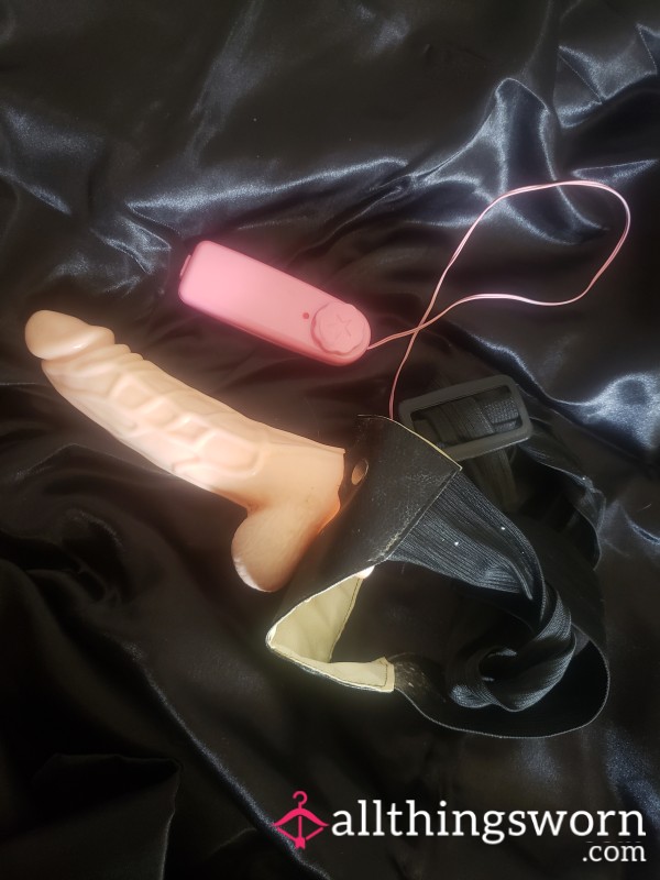 Vibrating Strap On Di**o