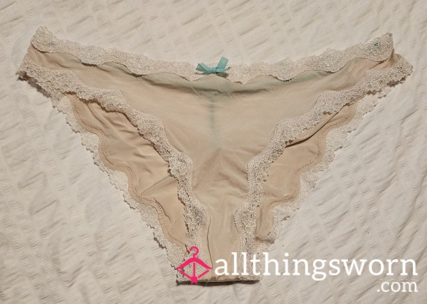 💚 Victoria Secrets Panty With Rear Cut Out Detail 💚