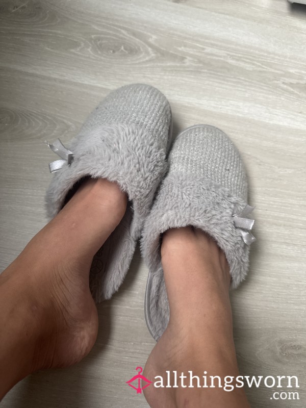 Video Of Feet In And Out Of Slippers