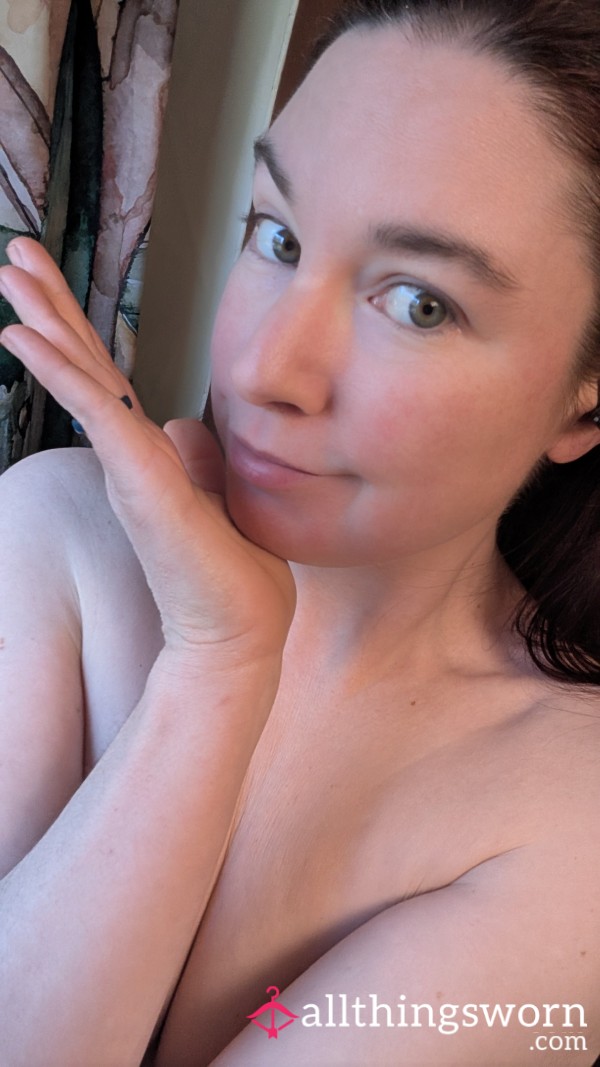 Vouyer Bu*t And Feet Doing Dishes