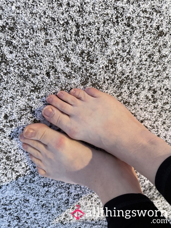 Walking In The Snow.. Bare Feet 👣