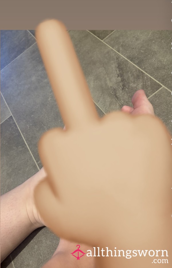 Wanna See My Soles While Being Flipped Off🖕🏻😈