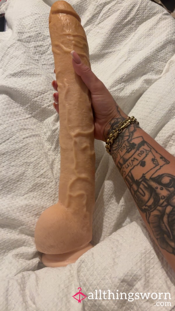 Watch How The 17” Stretches My Tight Little Pu**y👀💦