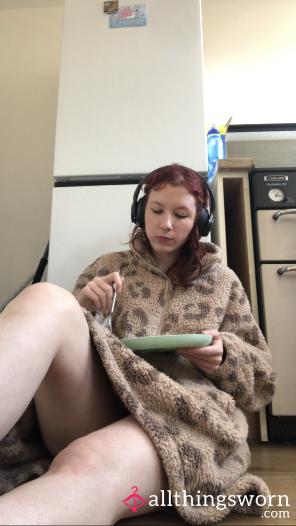 Watch Me Eat Dinner 🍽️ - 5 Minute Clothed Eating Video