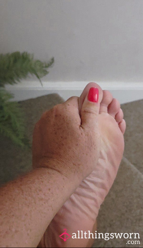 Watch Me Rub My Tiny Little Size 4 Feet