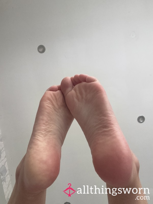 Watch The Soles Of My Feet Rub Off Each Other😩😍