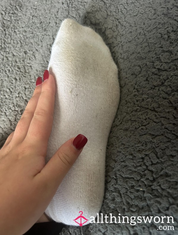 BELLA’S WEEK LONG SOCK WEAR 🖤🍒🧦