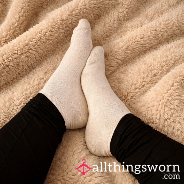 Weiße Socken – Getragen Im Alltag & Sport / White Socks – Everyday & Workout Wear