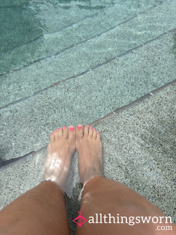 Welcome To Your Newest Obsession. Soft Soles, High Arches, And Painted Toes Ready To Drive You Wild. Custom Content? You Bet. Tell Me What You Crave. 😘 👣 Feet So Fine, You’ll Be Begging For M