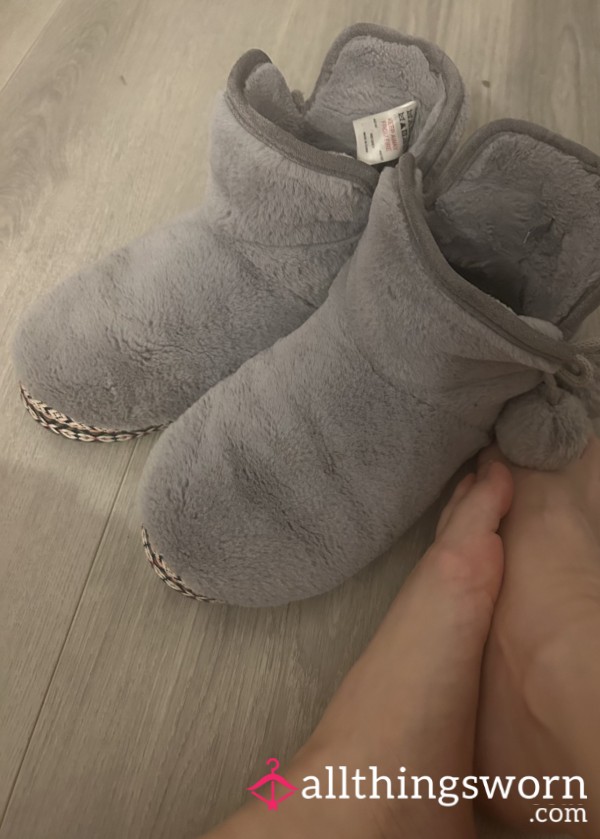 🖤 Well Loved Grey Slippers 🖤