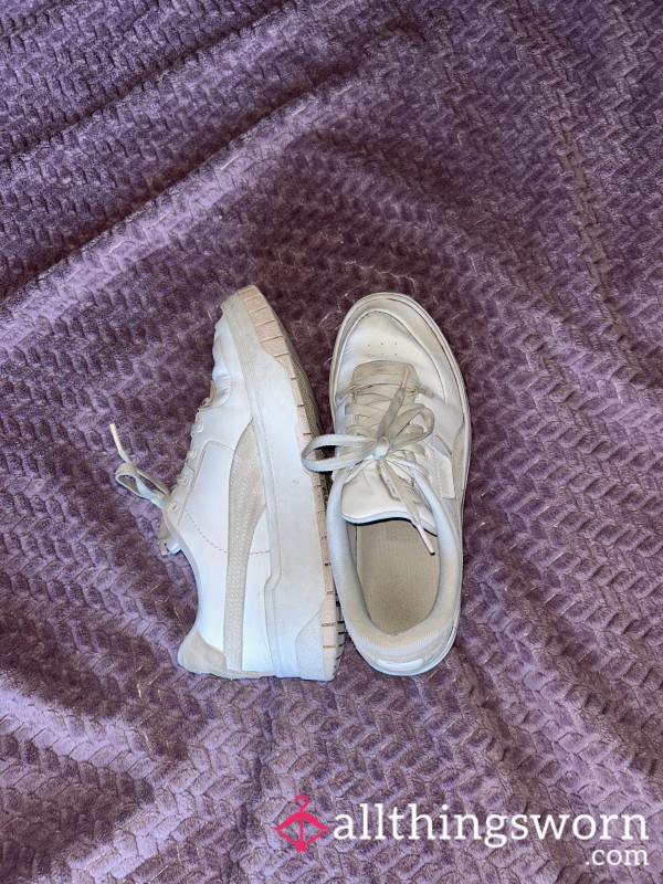 👟Well-worn White Puma Trainers👟
