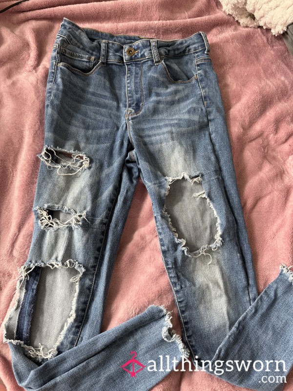 Well Loved Ripped Jeans • Size 4