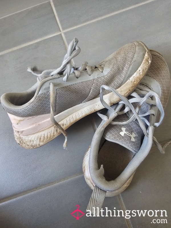 Well Loved Under Armour Sneaker 👟