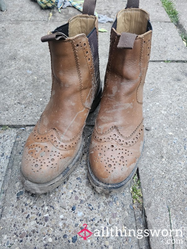 Well Muddy Worn Chelsea Boots