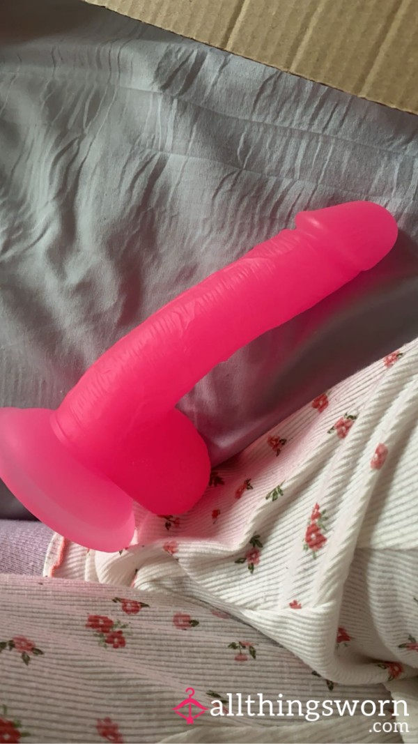 Well Used Hot Pink Di**o