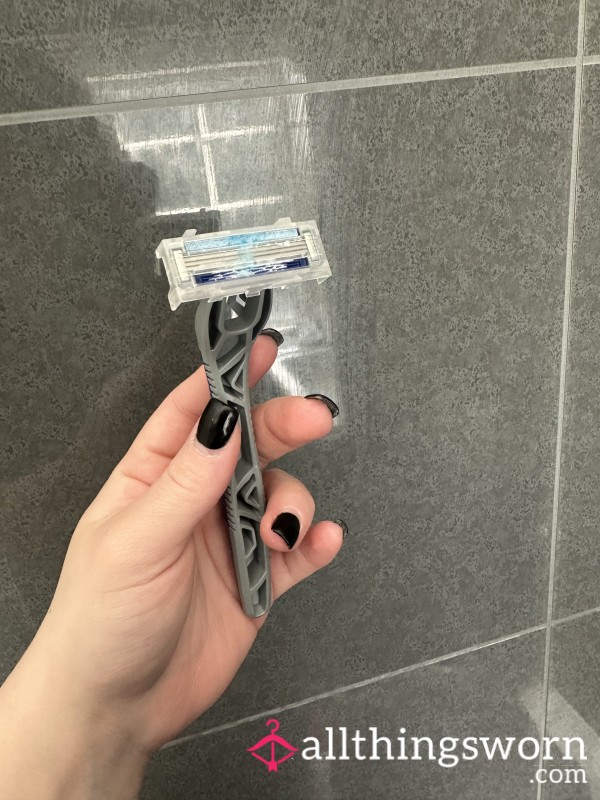 WELL USED RAZOR