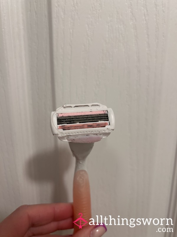 Well Used Razor  ( Visible Hair )