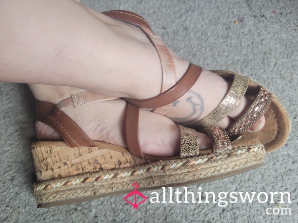 Well Used & Well Worn Stinky, Smelly, Dirty & Faded Strappy Wedge Sandals Size 6.5