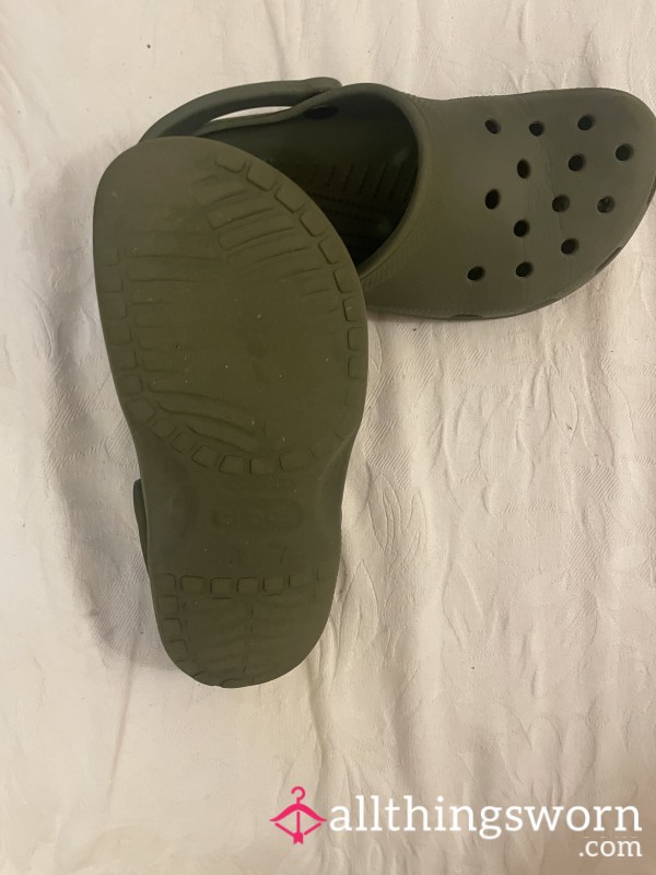 🫦 Well-Worn Army Green Crocs - Size 5 - £15 🫦